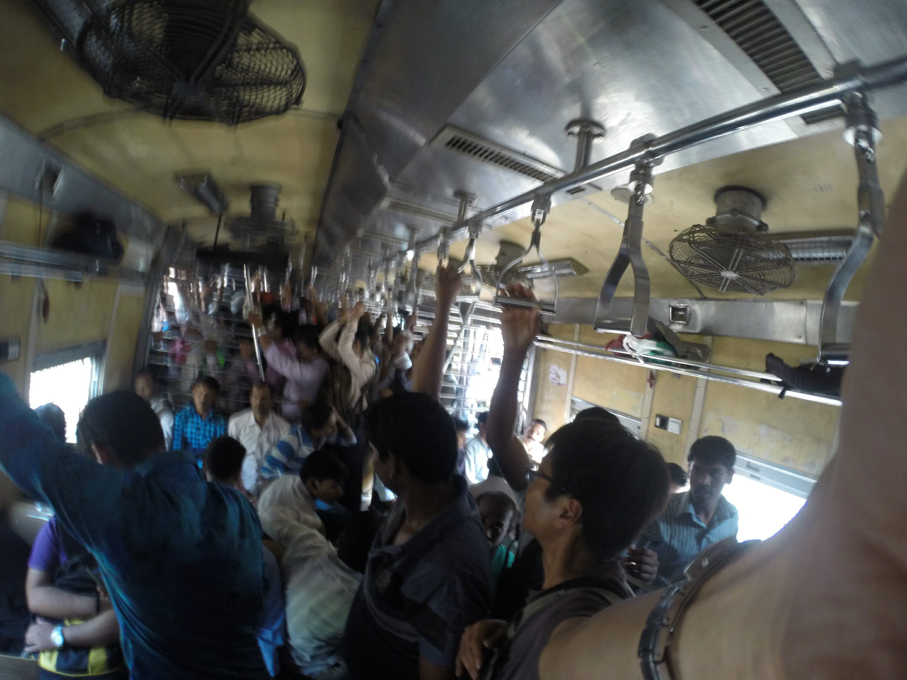 印度火車 人山人海