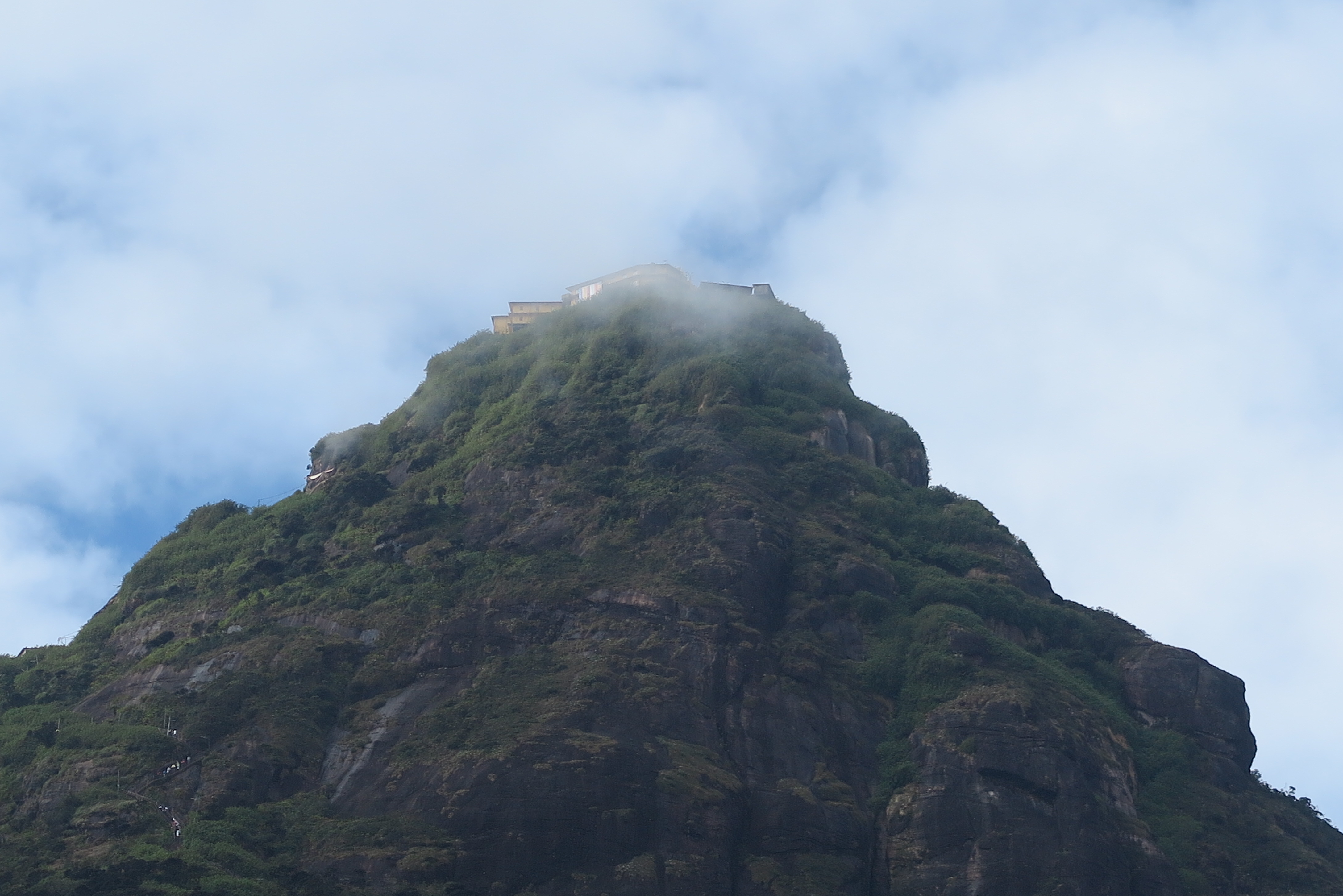 亞當峰山頂上的寺廟就是聖足的所在地