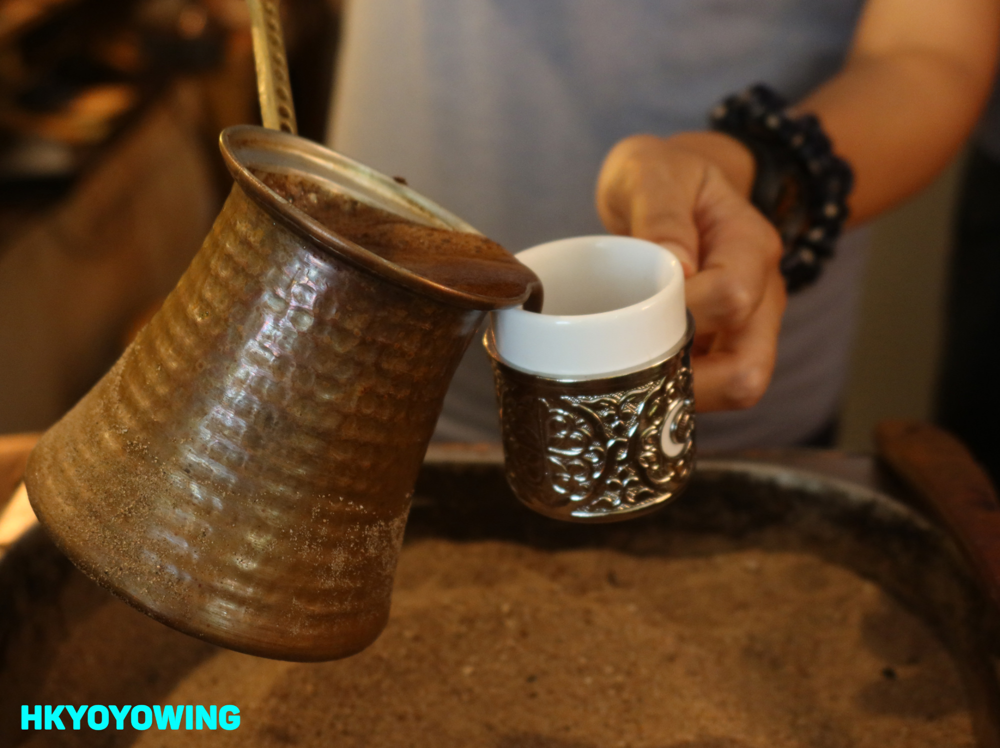 土耳其咖啡煮法-在咖啡快要滾出ibrik時，把頂層香濃的油脂倒入小杯中