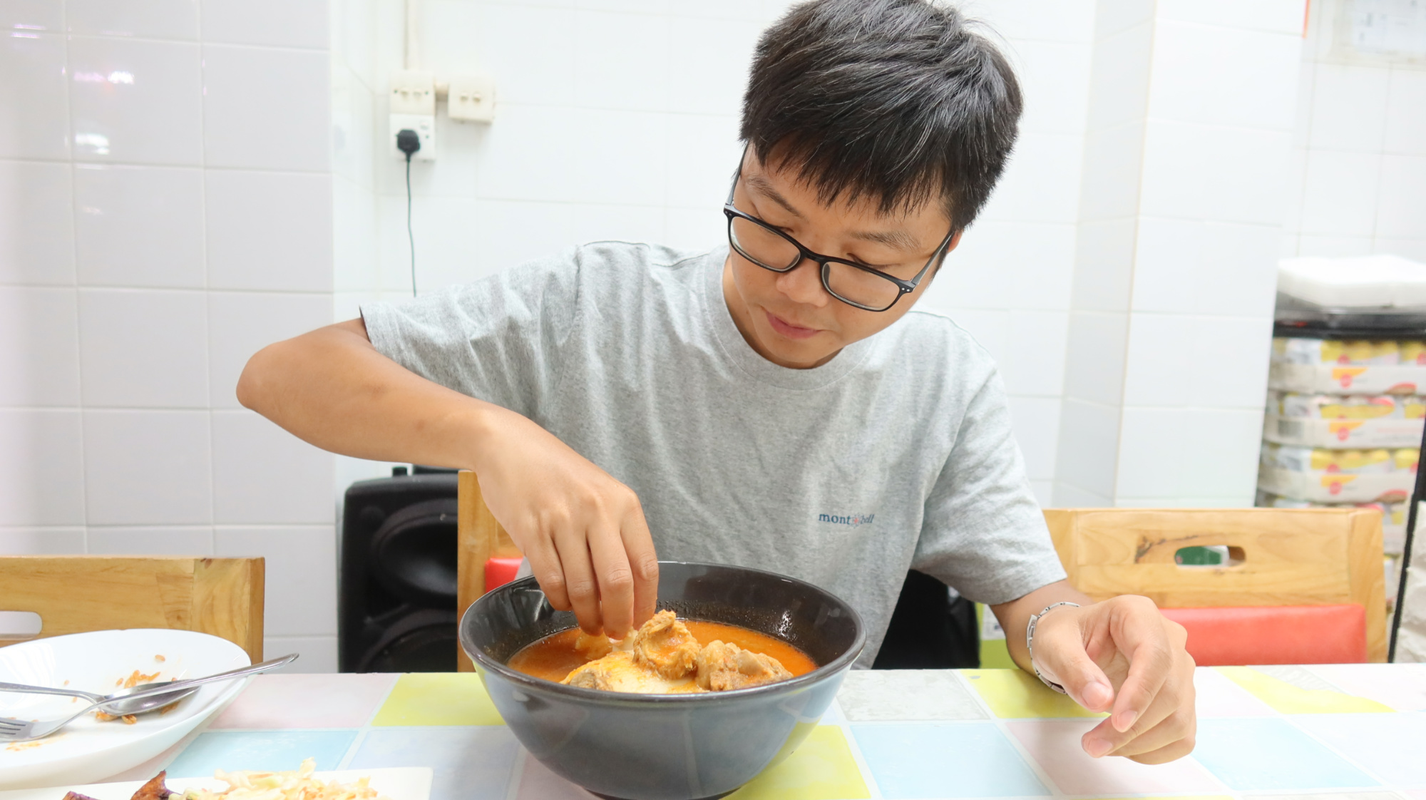 Fufu 食法 用手把富富團成球 然後舀咖喱吃