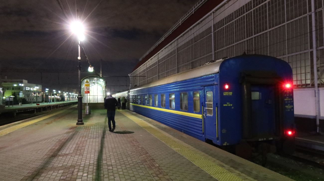 等待由莫斯科到基輔(Moscow to Kiev)的火車站月台